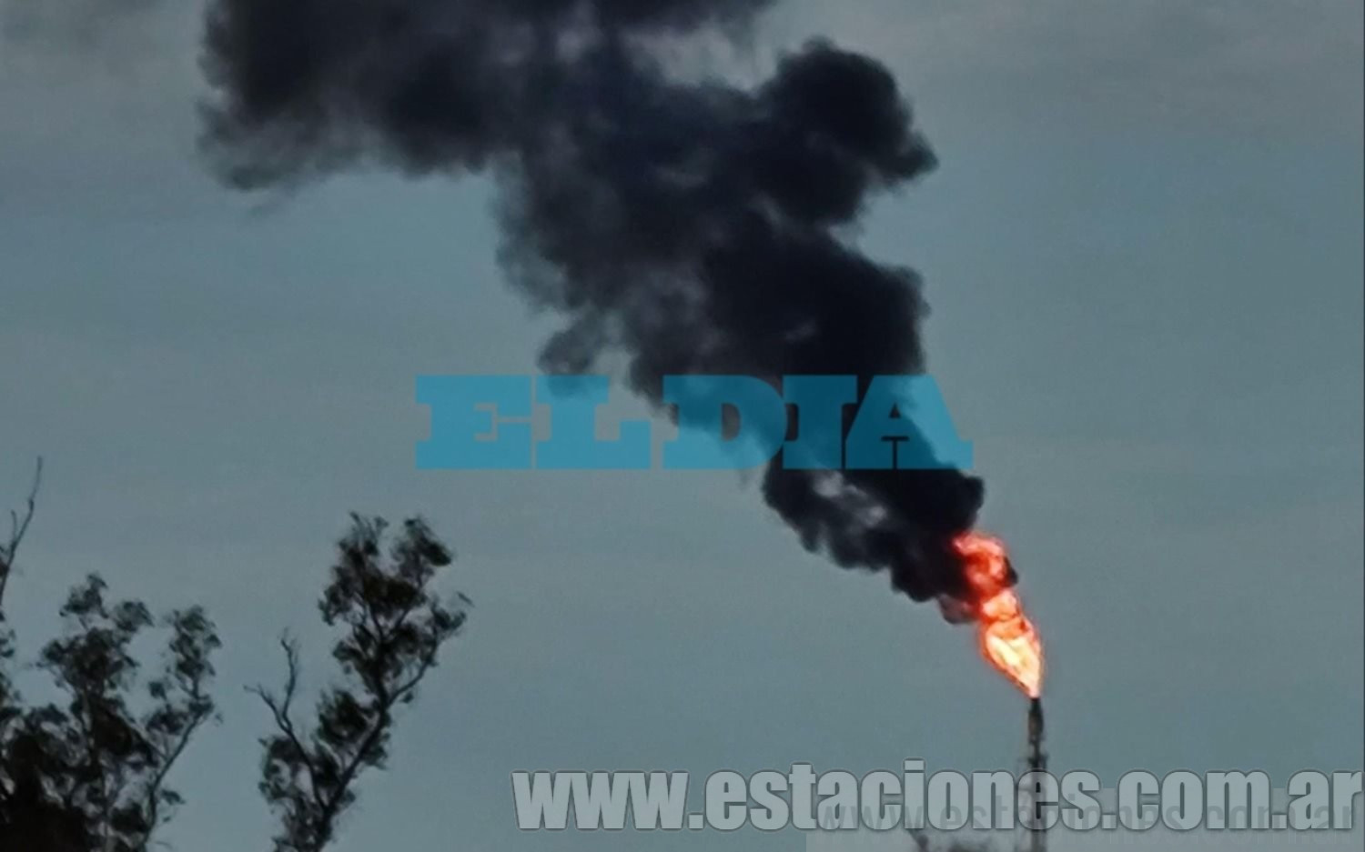 Enorme llama y columna de humo en la Refinería: qué explicaron desde ...